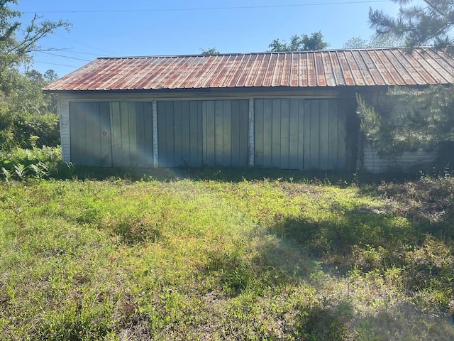 view of outdoor structure with an outbuilding