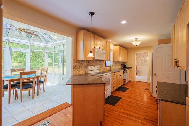 812 Tanglewood Dr, Valdosta, GA 31602 - kitchen with white appliances, a sink, a peninsula, light wood-type flooring, and tasteful backsplash