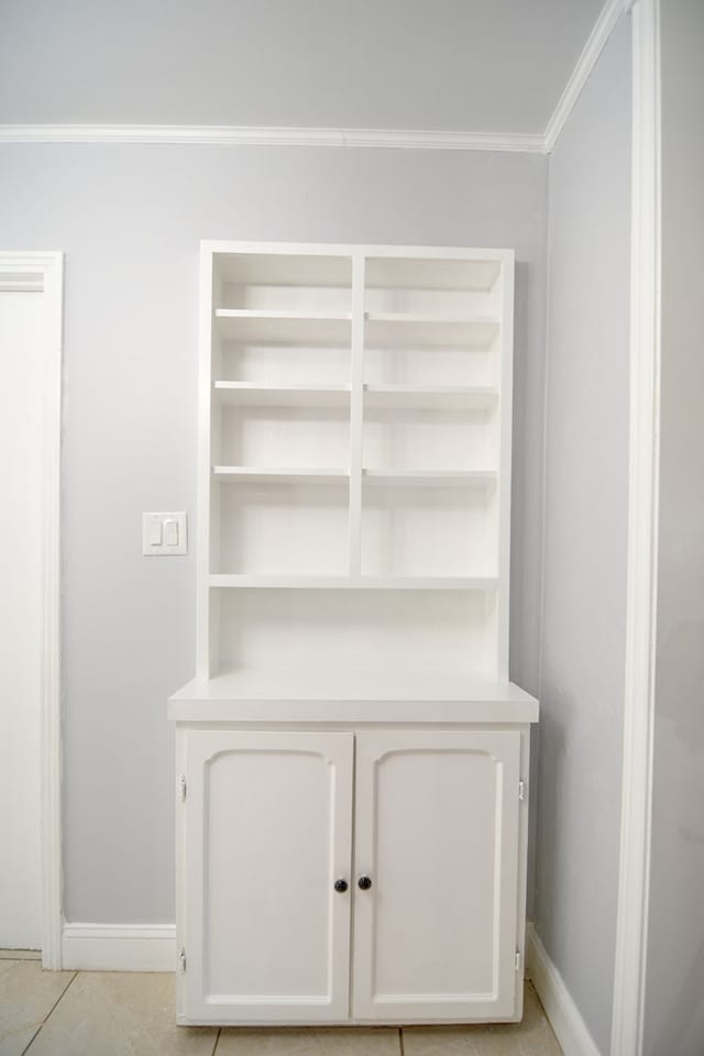 2321 Frederick Pl, Valdosta, GA 31602 - detailed view of crown molding and baseboards