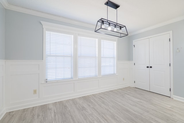 unfurnished dining area with ornamental molding and light hardwood / wood-style floors