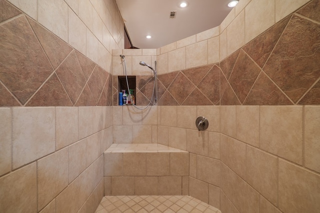 bathroom featuring a tile shower