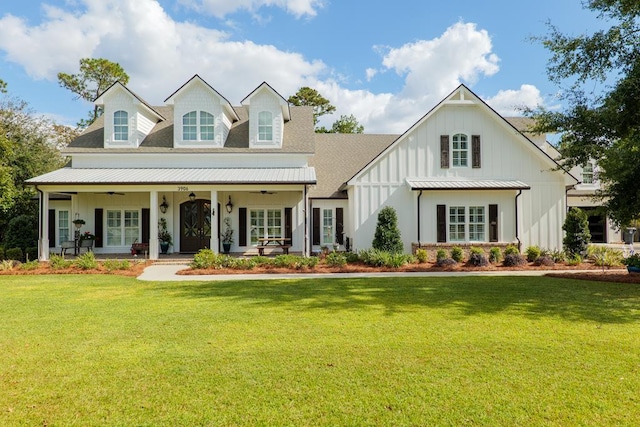 view of front of home featuring ceiling fan, covered porch, and a front yard