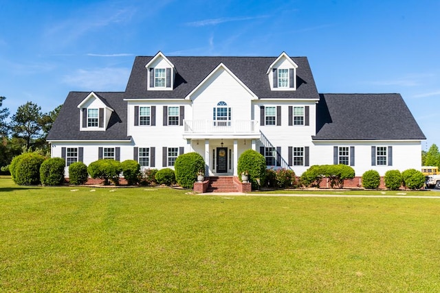 colonial inspired home featuring a front yard