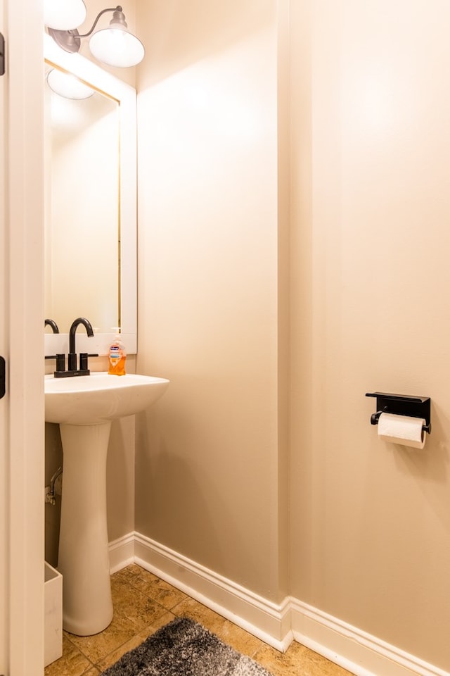 bathroom featuring sink