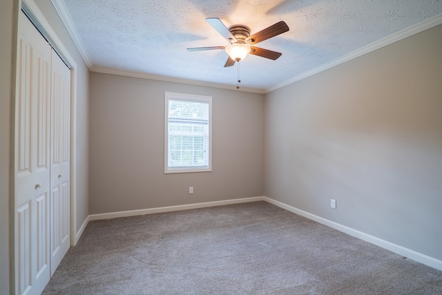 unfurnished bedroom with carpet flooring, ceiling fan, a textured ceiling, and a closet