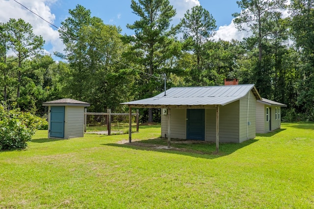 view of yard with a storage shed