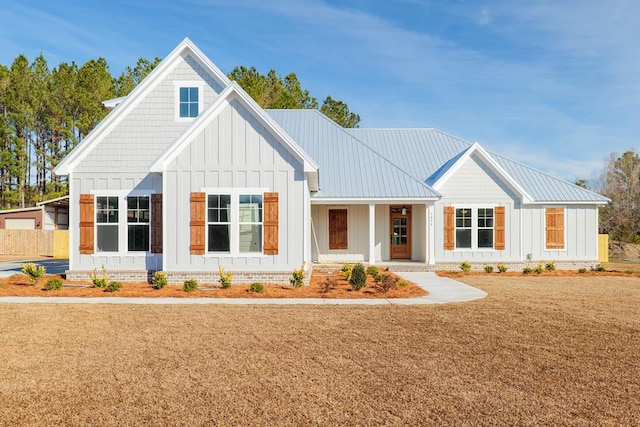 modern farmhouse style home featuring a front yard