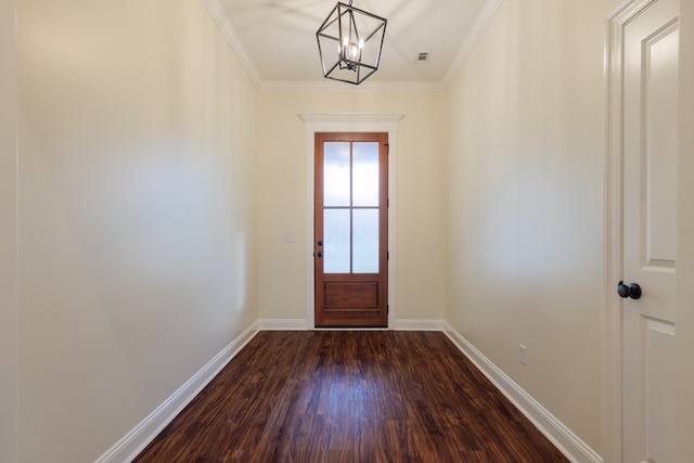 entryway featuring dark wood-style floors, crown molding, a notable chandelier, visible vents, and baseboards