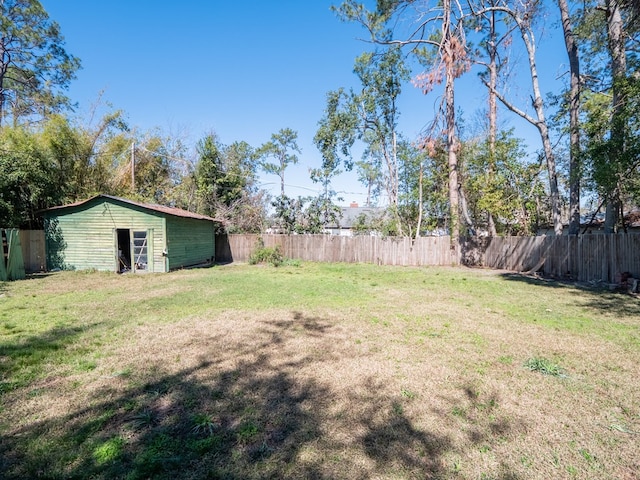 view of yard featuring a fenced backyard and an outbuilding