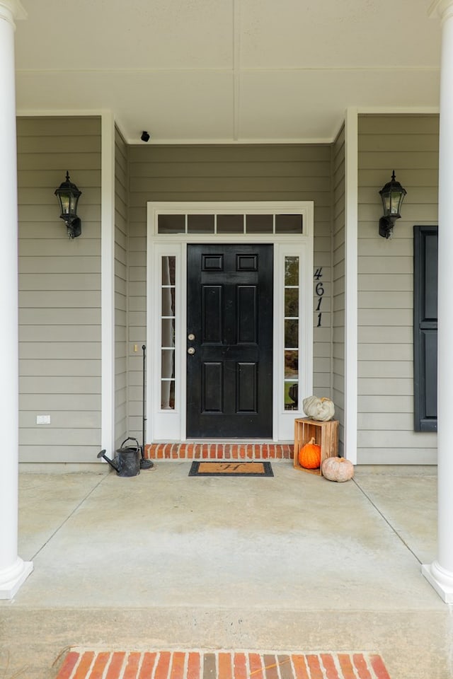 entrance to property featuring covered porch