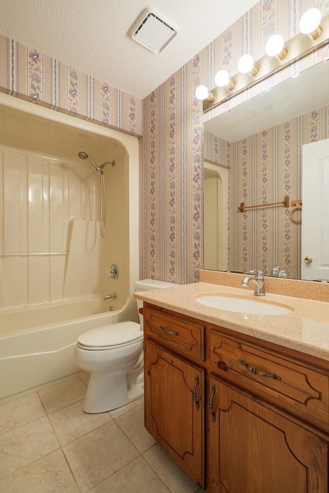 full bathroom featuring visible vents, wallpapered walls, toilet, tile patterned floors, and a textured ceiling