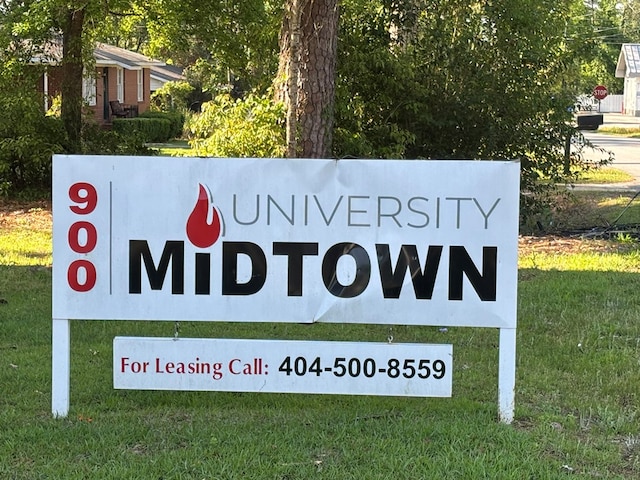 community sign featuring a yard