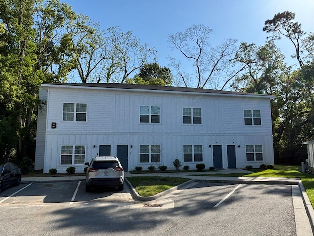 view of front of property with uncovered parking