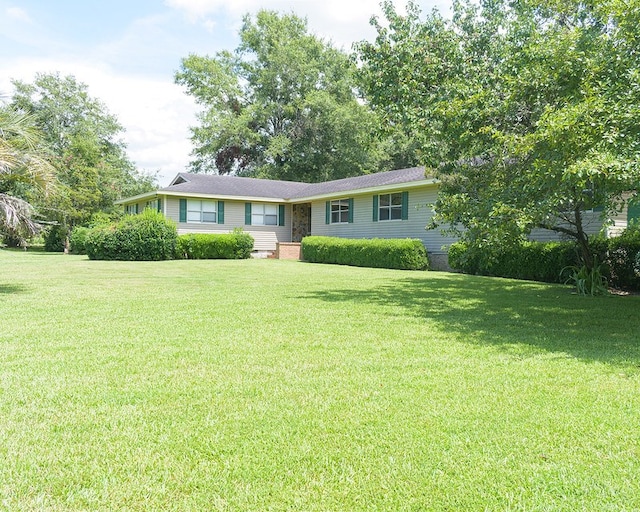 ranch-style house featuring a front yard