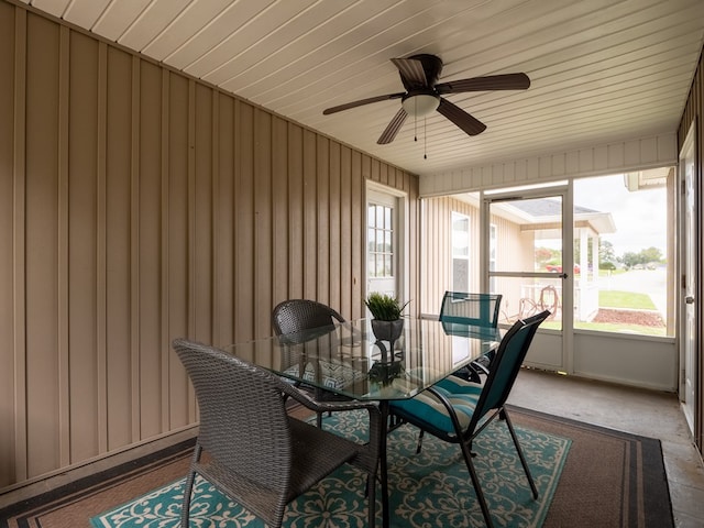 sunroom featuring a ceiling fan