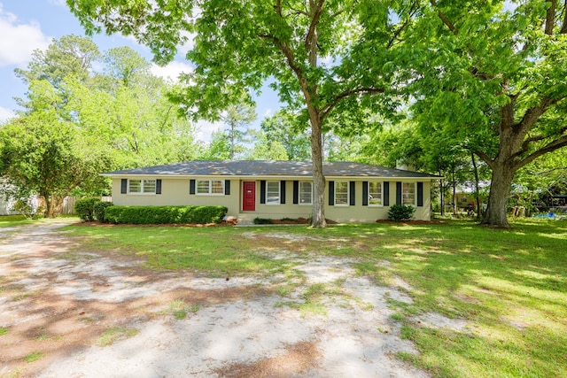 single story home with a front yard