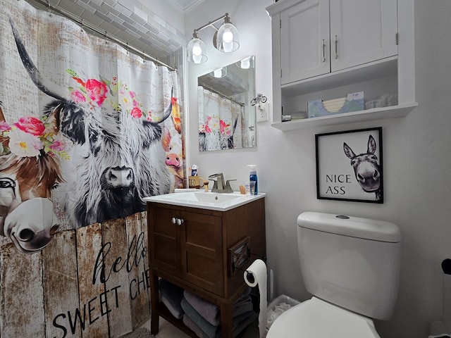 bathroom with a shower with curtain, vanity, and toilet