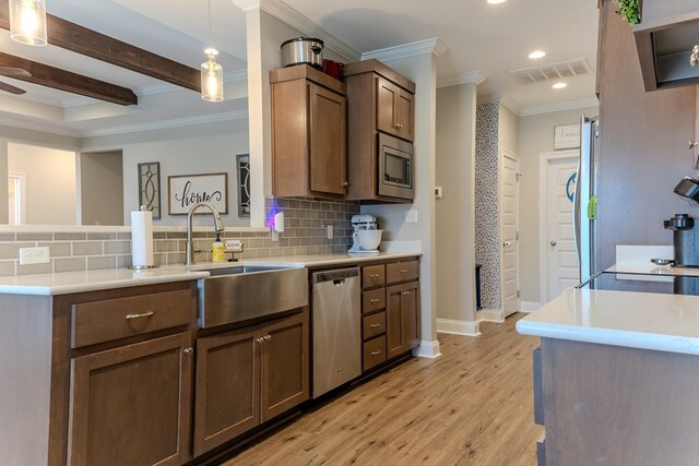 kitchen with recessed lighting, stainless steel appliances, backsplash, visible vents, and crown molding