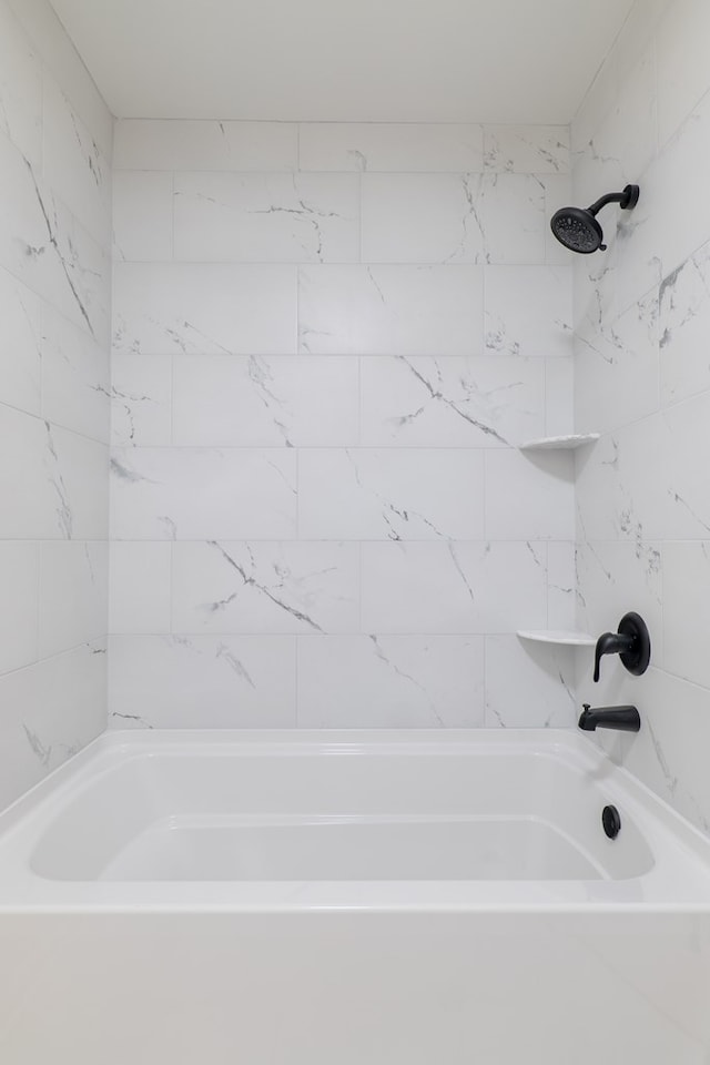 bathroom with bathtub / shower combination