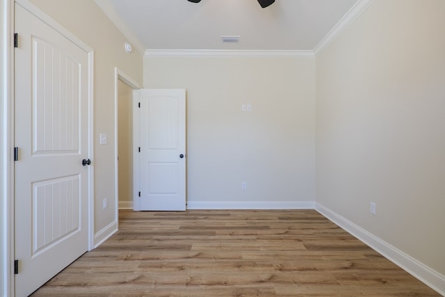 unfurnished room featuring light wood-style floors, baseboards, ornamental molding, and ceiling fan