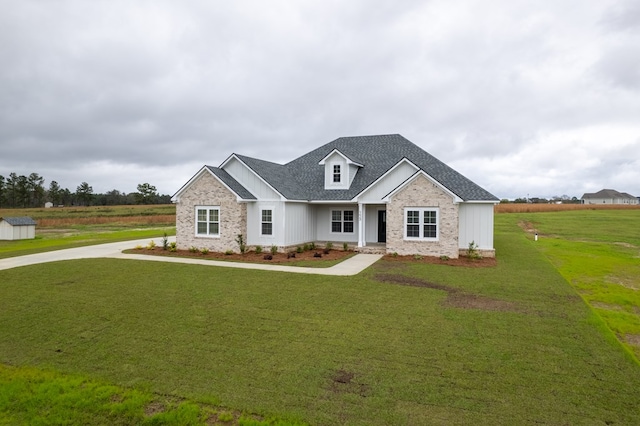 craftsman house with a front lawn