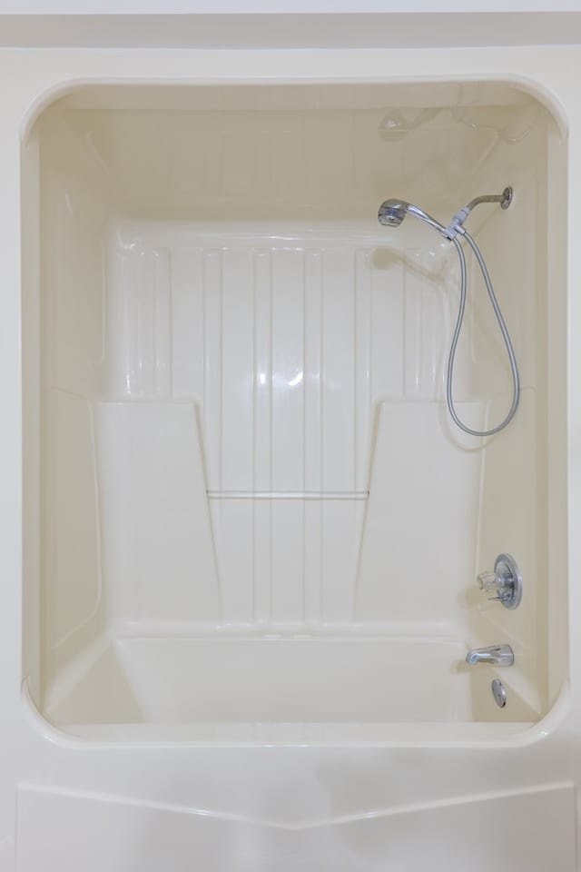 bathroom with washtub / shower combination