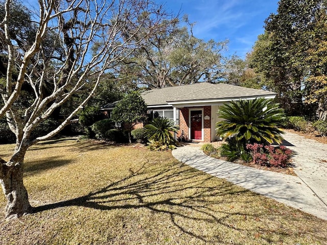 view of front facade with a front yard