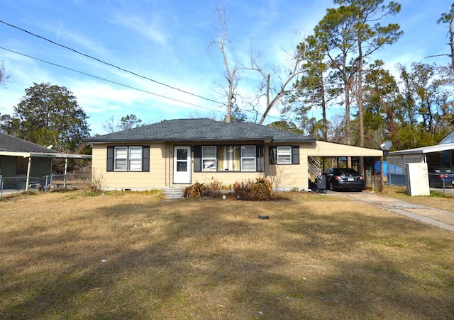 view of front of house featuring a carport and a front yard