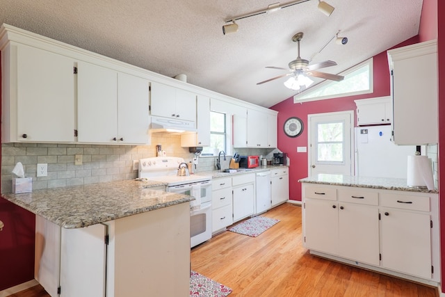 3564 River Chase Dr, Valdosta, GA 31602 - kitchen featuring white appliances, a peninsula, a sink, vaulted ceiling, and a ceiling fan