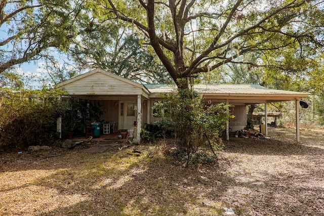 view of yard featuring a carport