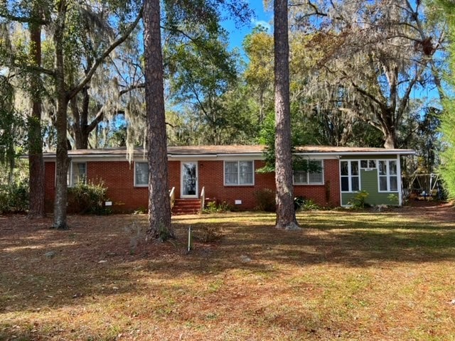 single story home with a front yard