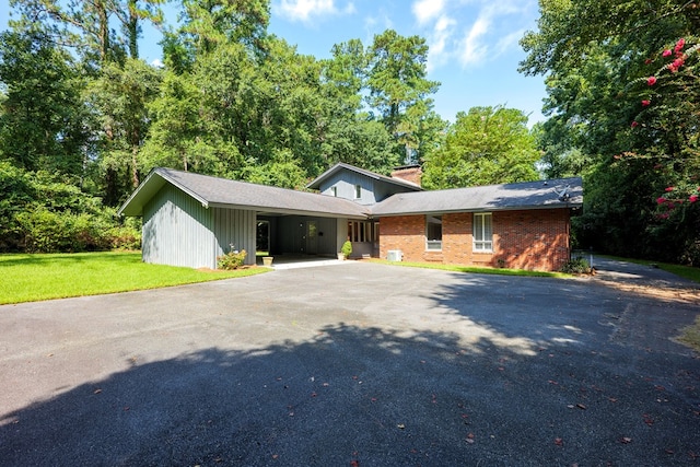 view of front of house featuring a front lawn and a carport