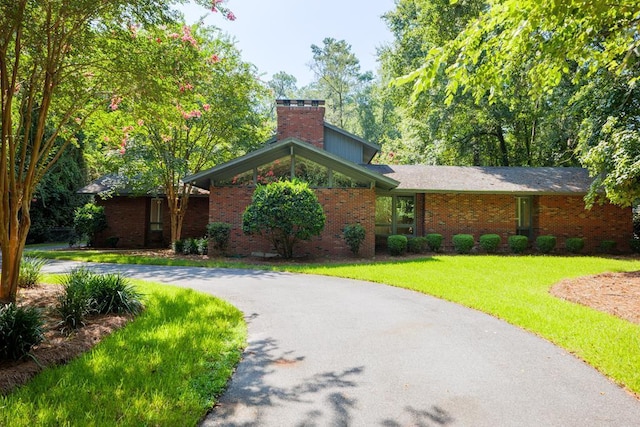 view of front facade featuring a front lawn