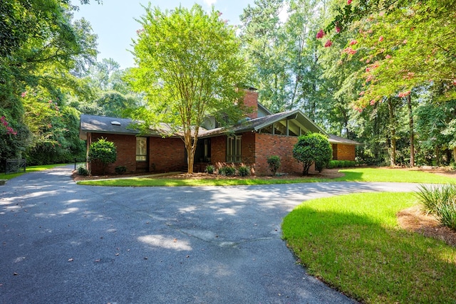 ranch-style home with a front yard