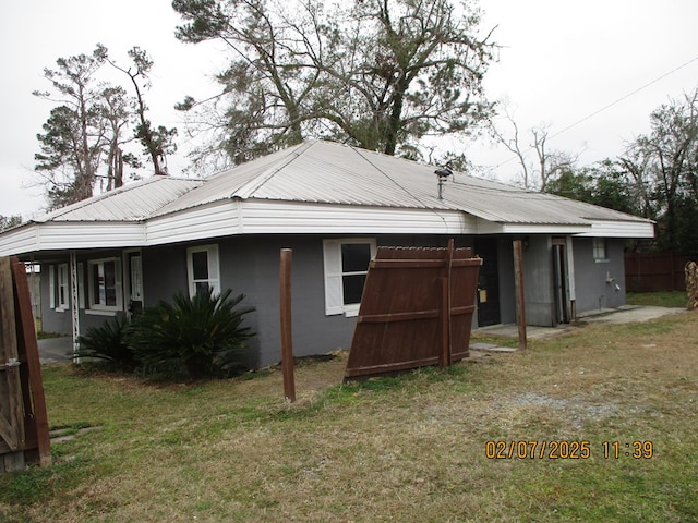 view of side of property featuring a yard