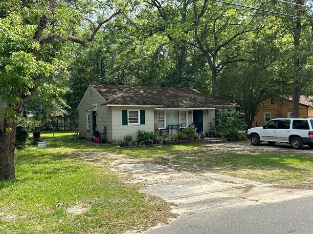 view of front of property with covered porch and a front lawn