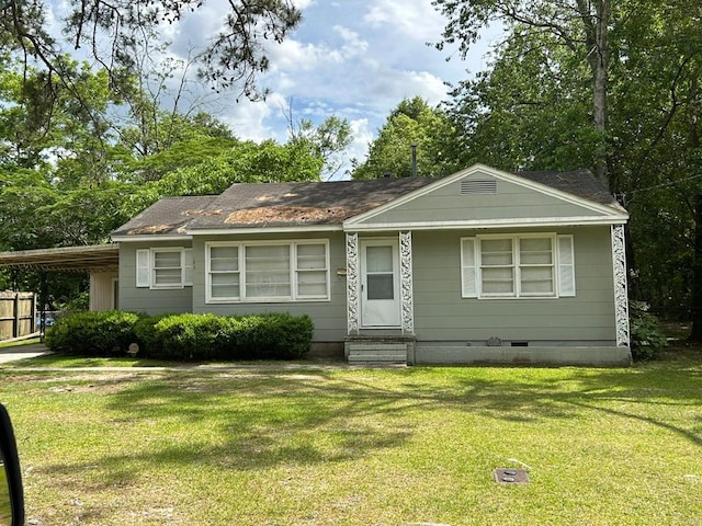 view of front of house featuring a front lawn and a carport