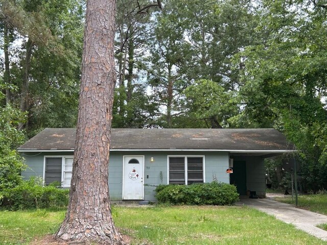 view of front of property featuring a carport