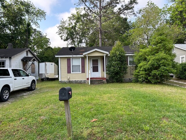 view of front of property featuring a front yard