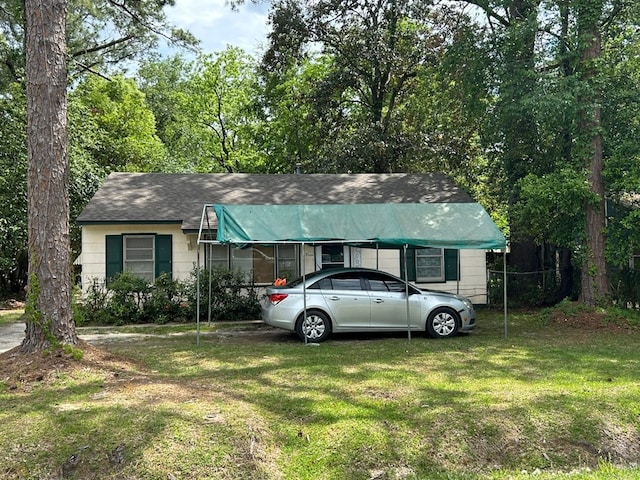 ranch-style house featuring a front yard