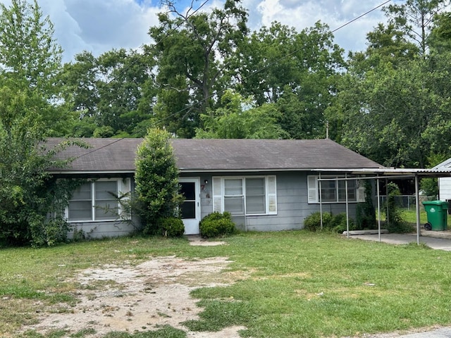 view of front facade featuring a carport and a front yard