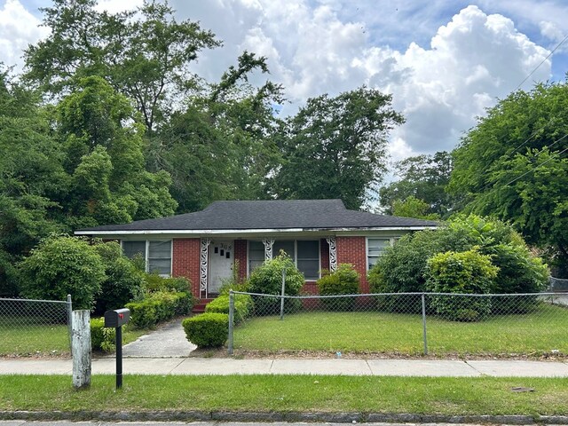 view of front facade featuring a front lawn