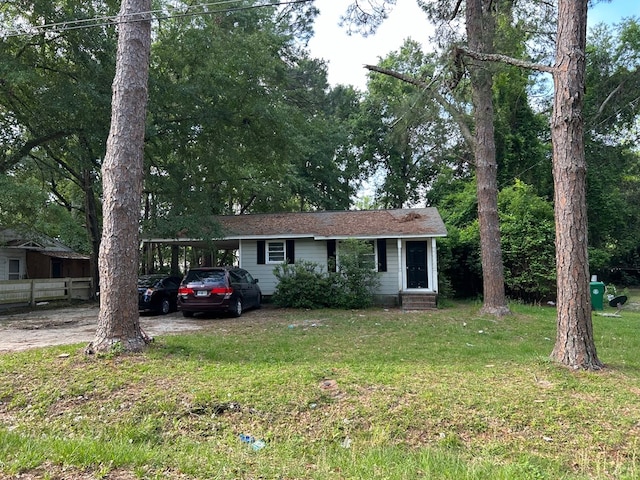 view of front of house with a carport and a front yard