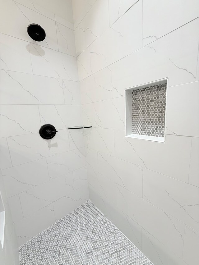 4965 Hatfield Cir, Hahira, GA 31632 - bathroom with a tile shower