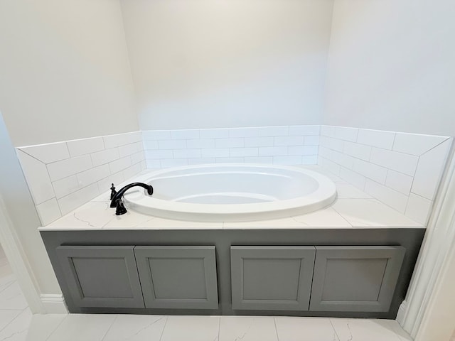 4965 Hatfield Cir, Hahira, GA 31632 - full bathroom featuring a bath