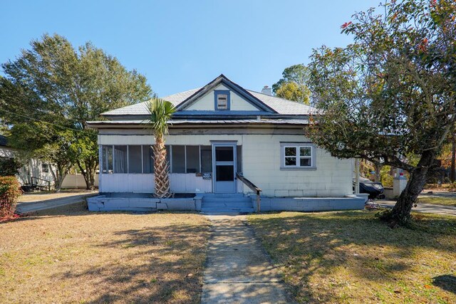 view of front of property with a front yard