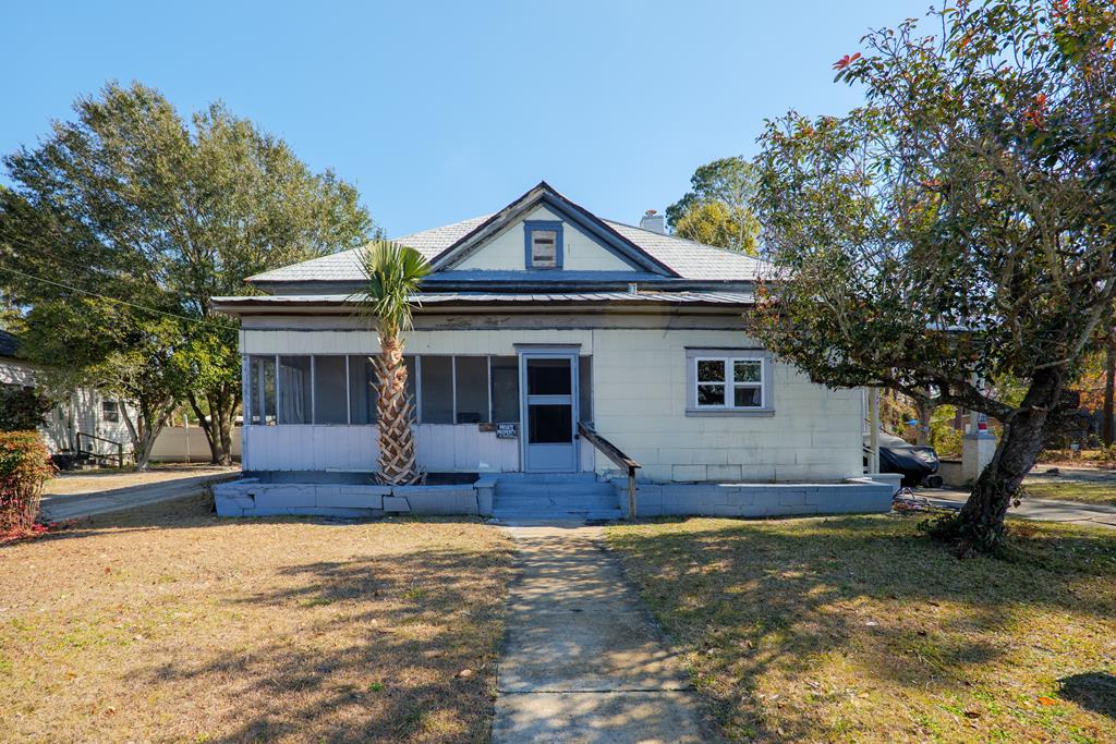 view of front of home with a front lawn