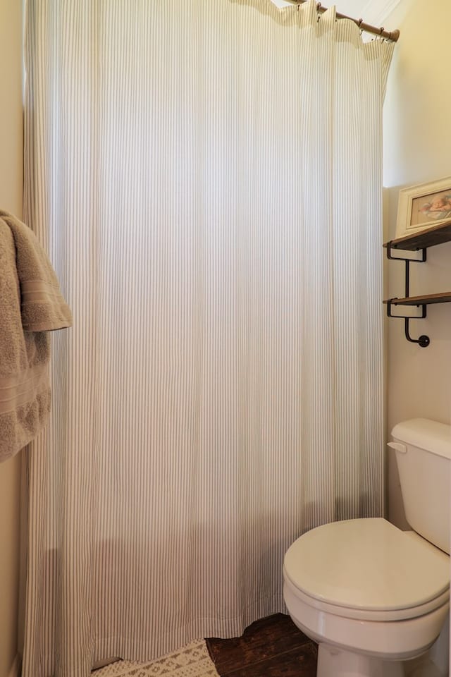 7351 Woodbend Trl, Hahira, GA 31632 - full bathroom with a shower with curtain and wood finished floors