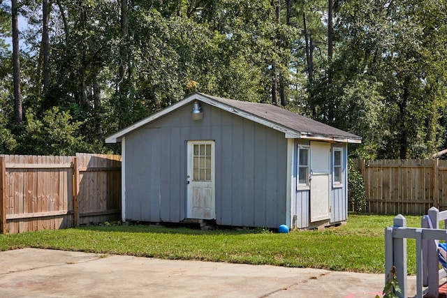 view of outbuilding featuring a yard