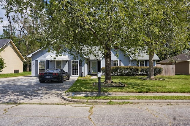 view of front facade featuring a front lawn